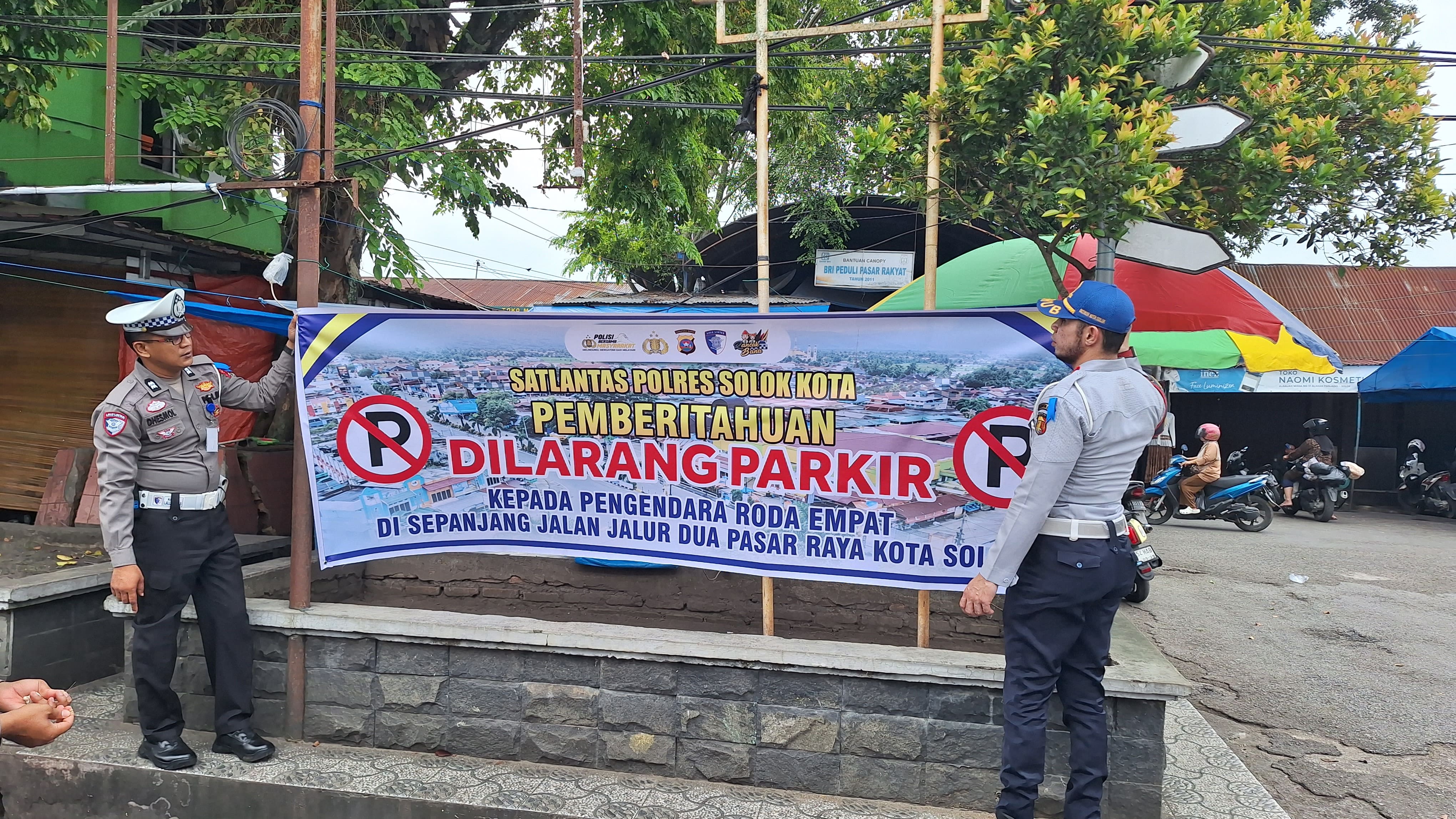 Dishub, Satlantas, dan Jasa Raharja Pasang Spanduk Larangan Parkir di Pasar Raya Solok