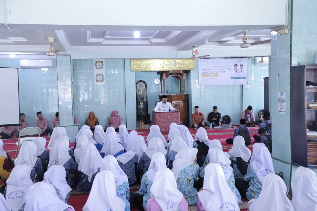 Wako Zul Elfian Hadiri MABIT Siswa SMP se-Kota Solok di Masjid Nurul Yaqin