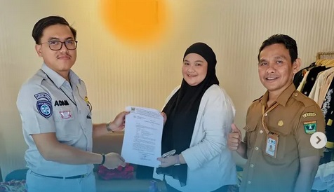 Jasa Raharja dan Samsat Solok Serahkan Surat Peringatan kepada Perusahaan yang Belum Daftar Ulang Kendaraan Dinas