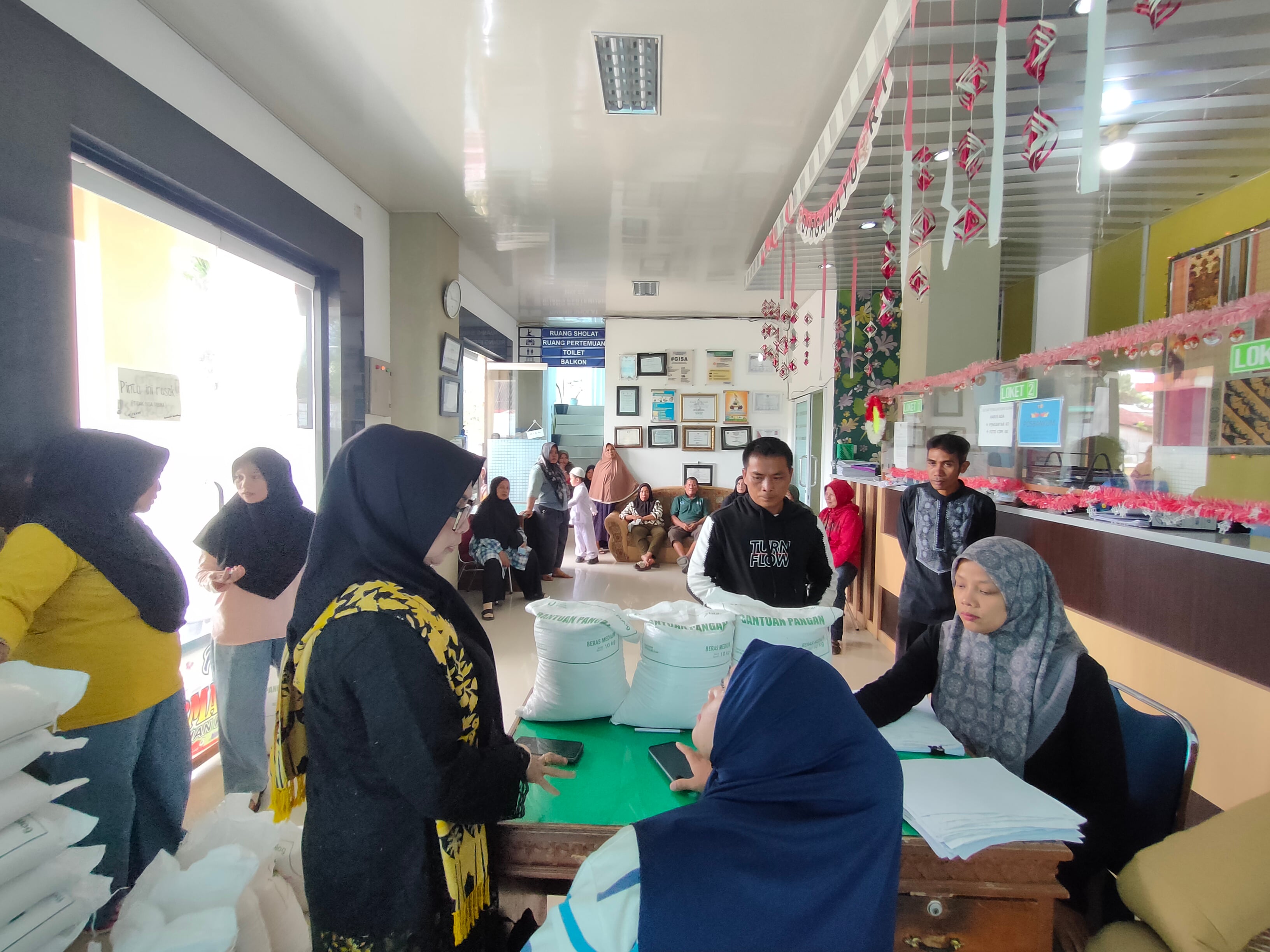 7.819 Keluarga di Kota Solok Terima Bantuan Pangan Beras Tahap Kedua