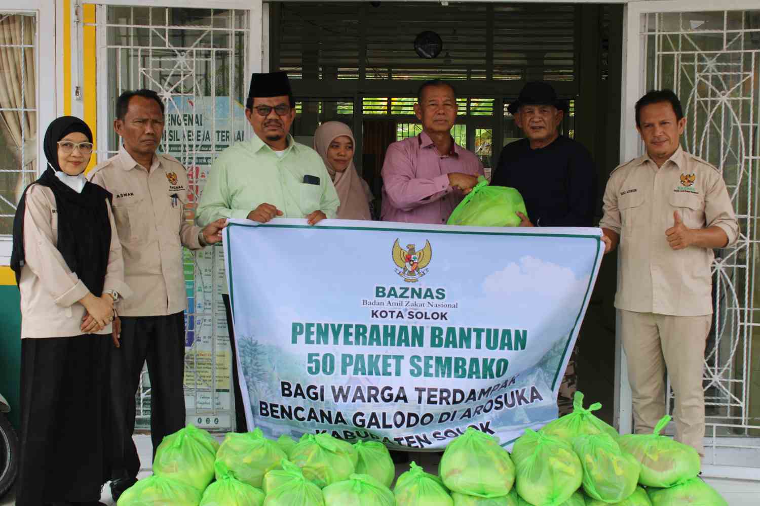 BAZNAS Kota Solok Serahkan Bantuan Sembako dan Kunjungi Warga Terdampak Galodo Kayu Aro
