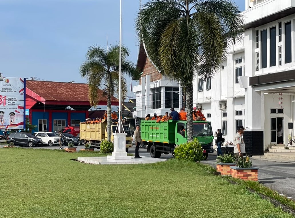 DisperkimLH Kota Solok Terjunkan 30 Personel dan Dua Unit Dump Truck Bantu Penanganan Galodo Arosuka