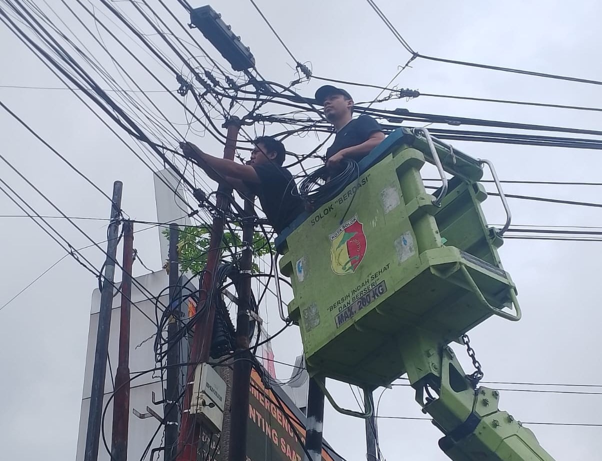 Revitalisasi RTH, Diskominfo Kota Solok Pindahkan CCTV ke Sisi Videotron