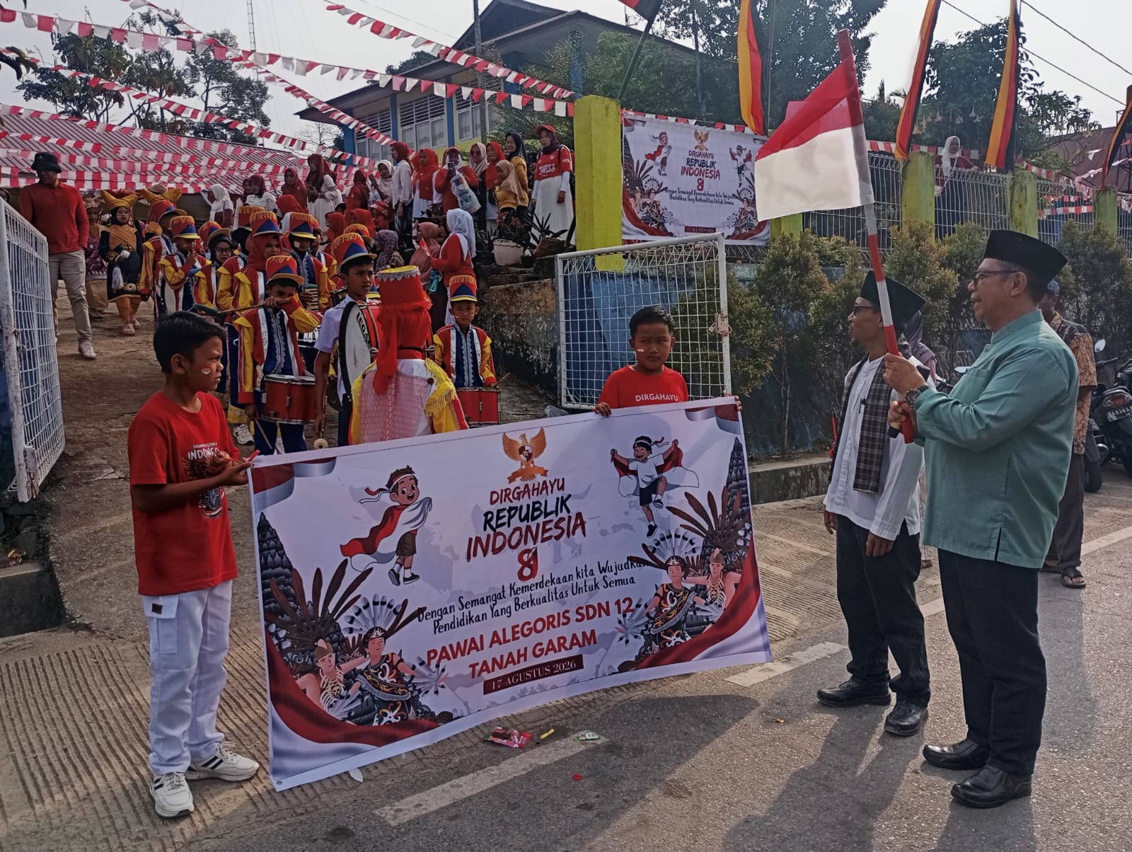 Pawai Alegoris SDN 12 Tanah Garam Padukan Semangat Kemerdekaan dan Kepedulian Lingkungan