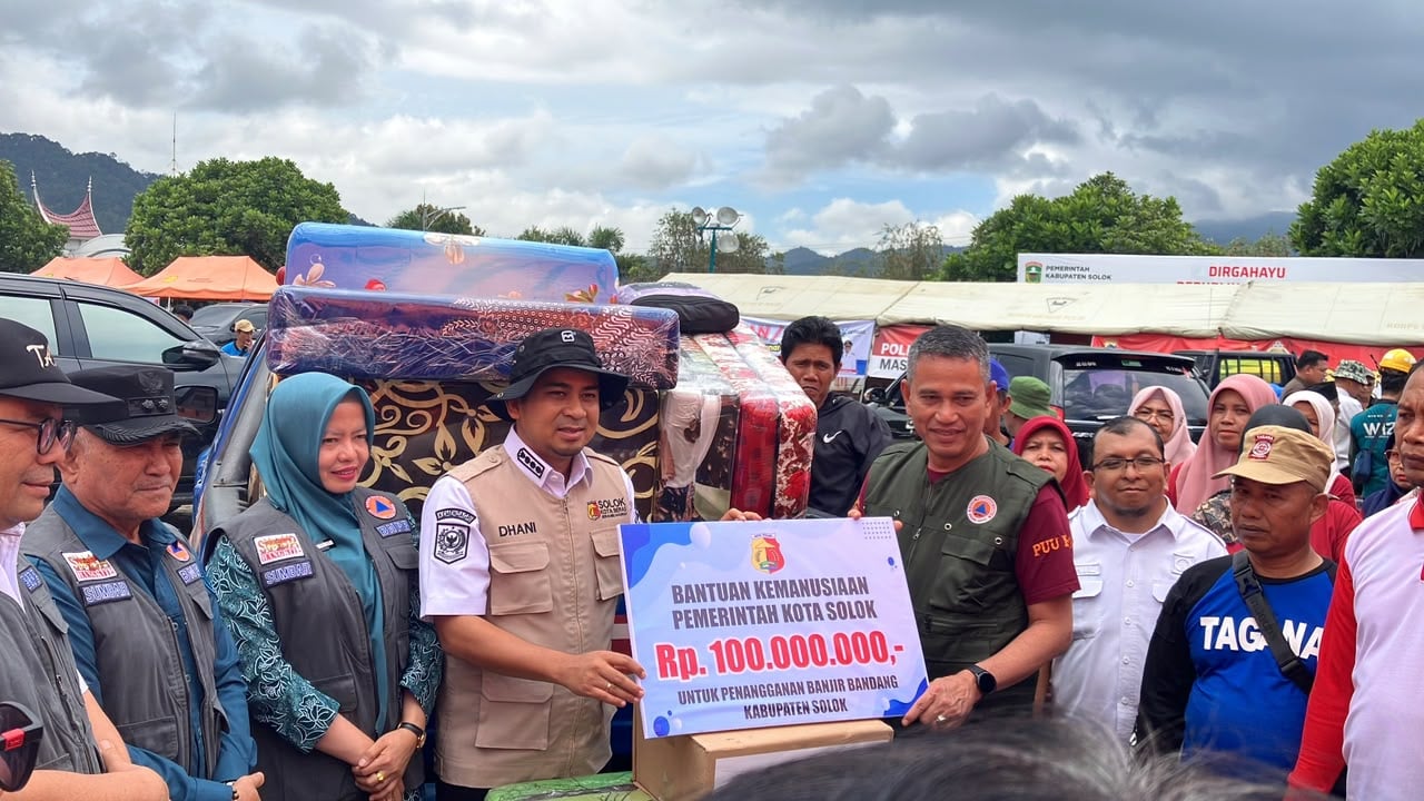 Pemko Solok Kerahkan Damkar dan Salurkan Bantuan Sosial untuk Percepat Penanganan Galodo Arosuka
