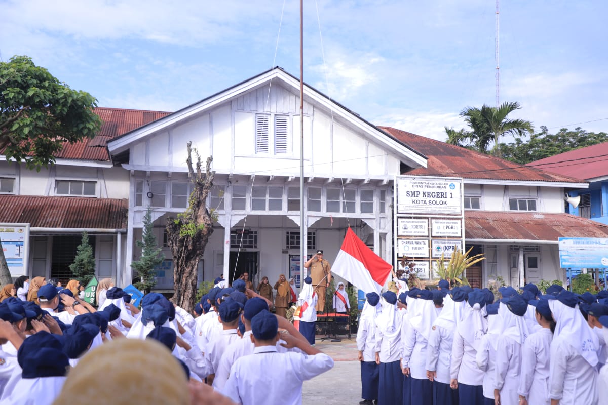 Wako Zul Elfian Umar Jadi Pembina Upacara di SMPN 1 Kota Solok