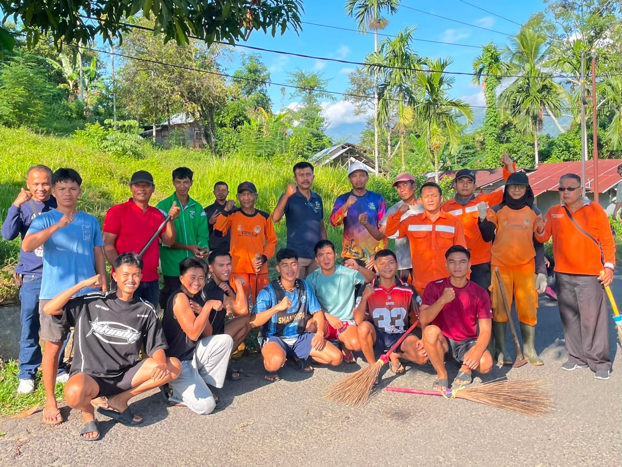Sinergi Bersihkan Kawasan Masjid Ainul Yaqin Kampung Jawa, Pemko Solok Ajak Warga Budayakan Gotong Royong