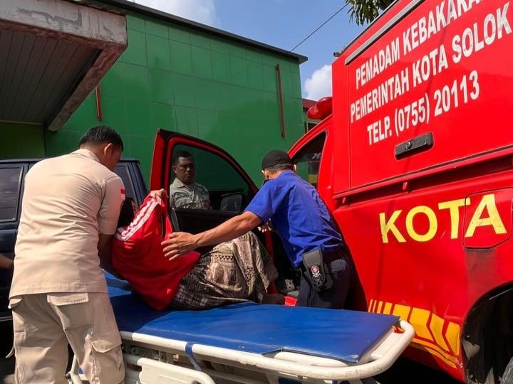Aksi Cepat Tanggap Tim Rescue Damkar Kota Solok Evakuasi Korban Kecelakaan Lalu Lintas di Lubuk Sikarah
