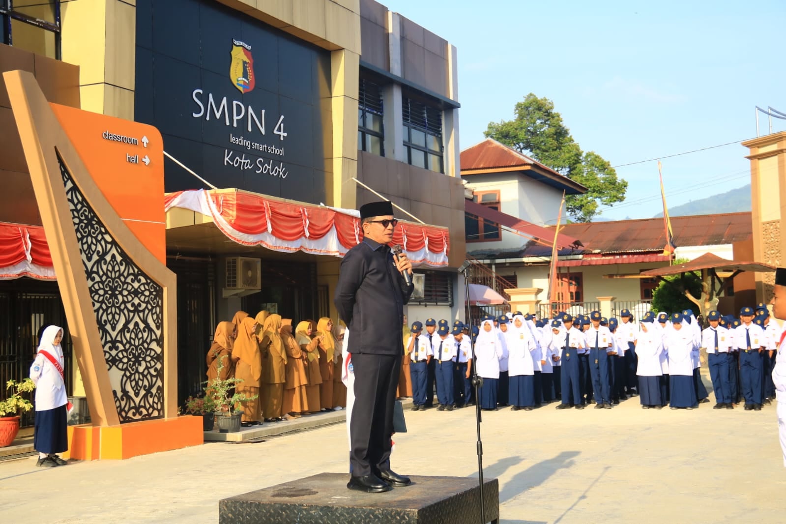 Ketua DPRD Kota Solok Jadi Pembina Upacara di SMPN 4, Tekankan Pentingnya Disiplin dan Semangat Belajar