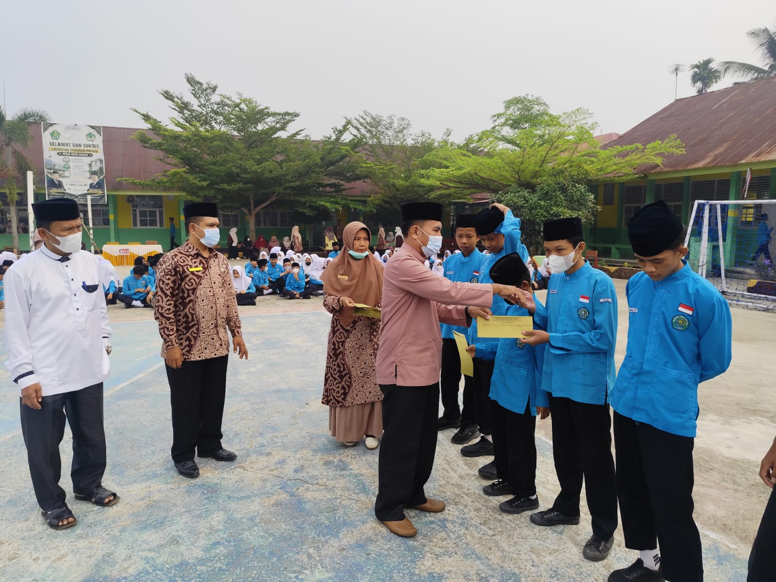Sedekah Subuh Serambi Madinah Salurkan Rp9 Juta untuk 60 Siswa MTsN Kota Solok
