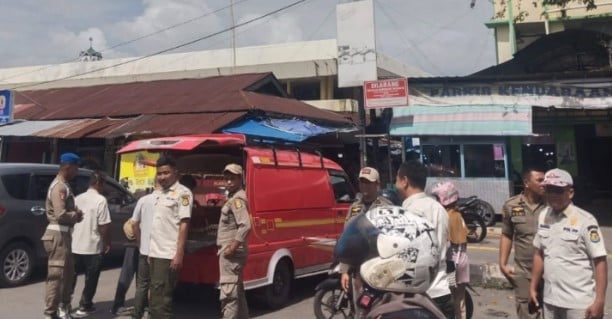 Satpol PP Damkar Kota Solok Tertibkan PKL di Kawasan Pasar Raya