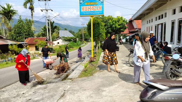 Babinsa Bersama Warga Binaan Bersihkan Mushala Kodim Solok