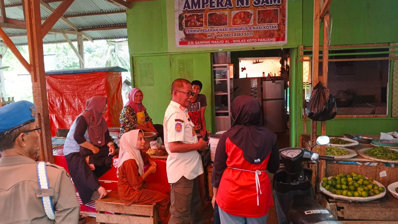 Satpol PP Gelar Razia Warung Kelambu di Area Pasar Raya Solok