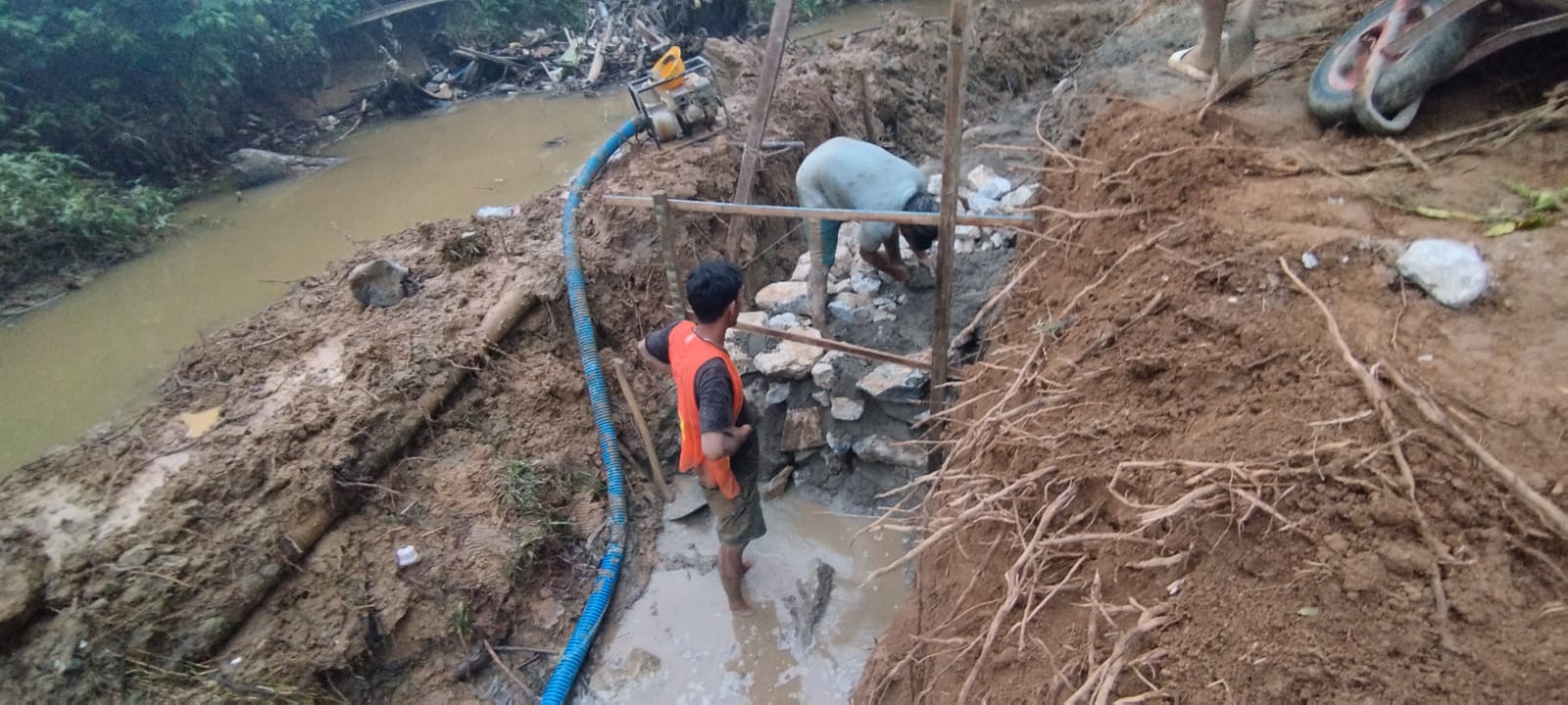 Dinas PUPR Kota Solok Kerjakan Laydam Batang Simo untuk Lindungi Tebing Sungai