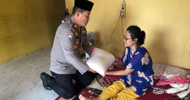 Polres Solok Kota  Salurkan Bantuan Beras Bagi Warga 