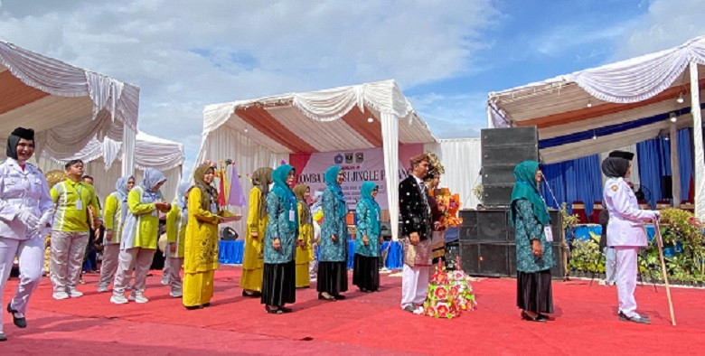 Kota Solok Tampil Memukau Lomba Defile Yel-Yel PKK, Targetkan Juara Umum