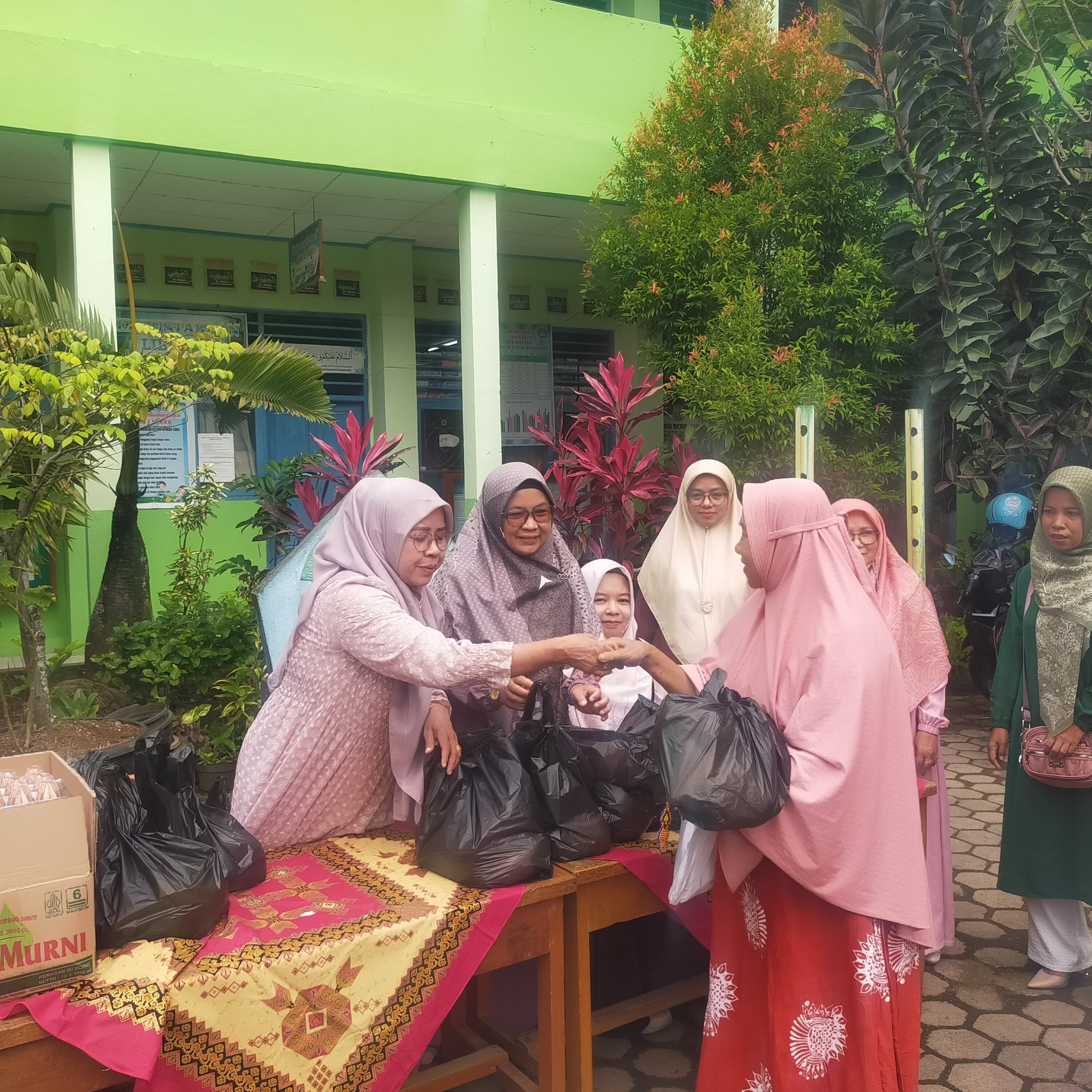 Berbagi di Bulan Ramadhan, SDN 08 VI Suku Serahkan 58 Paket Sembako, Santunan Yatim Piatu dan Reward Pesantren Ramadhan 