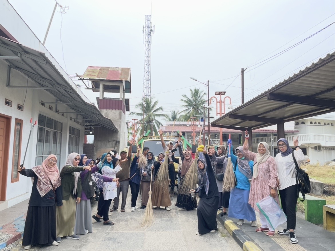 Sambut Ramadhan, Pemko Solok Perkuat Kolaborasi ASN dan Warga Bersihkan Lingkungan Masjid