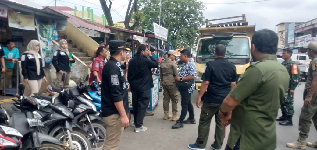 Tim SK4 Tertibkan PKL yang Berjualan di Bahu Jalan Pasar Raya Solok