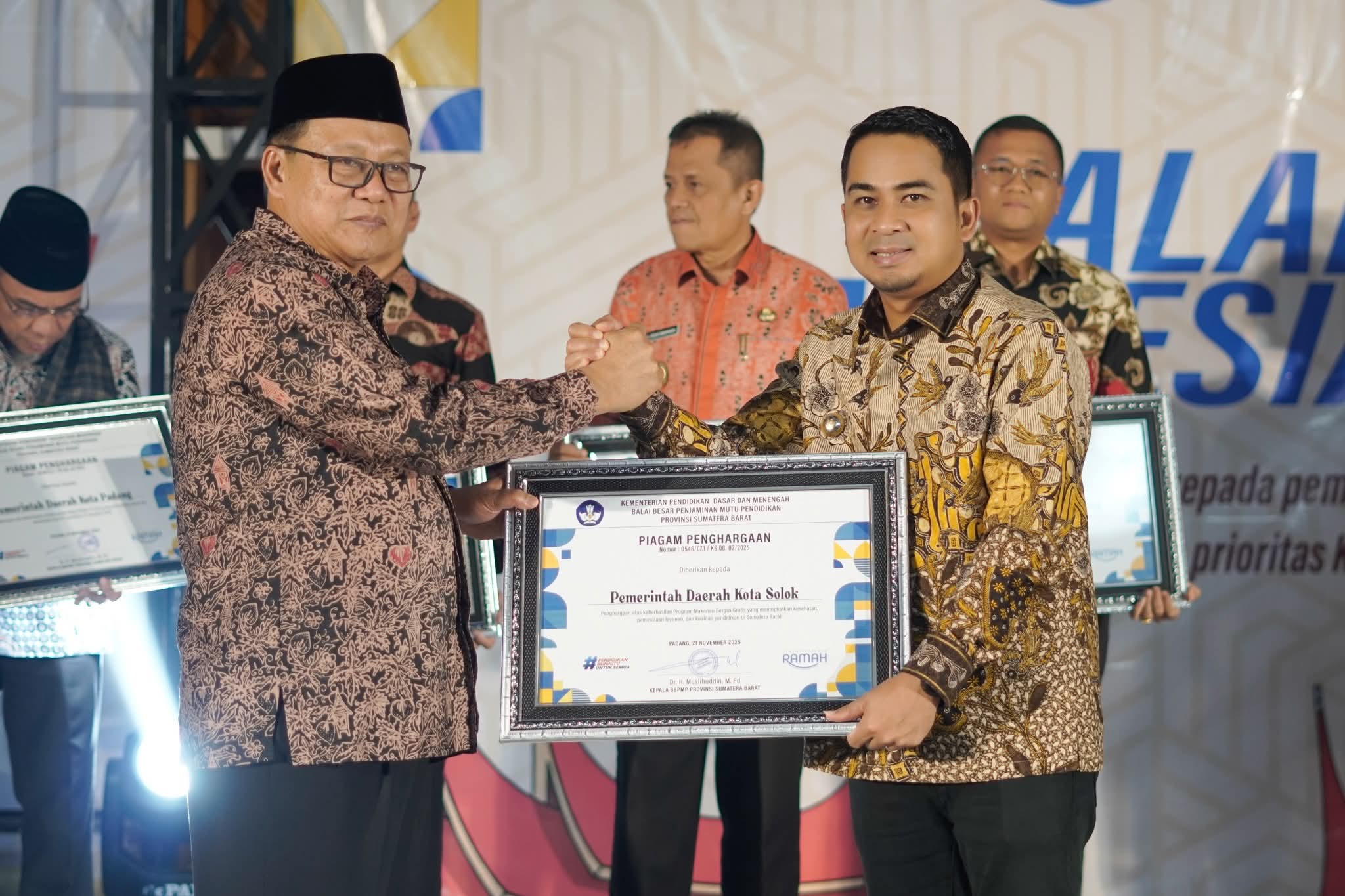 Sukses Laksanakan Program Makan Bergizi Gratis, Pemko Solok Raih Penghargaan dari BBPMP Sumbar