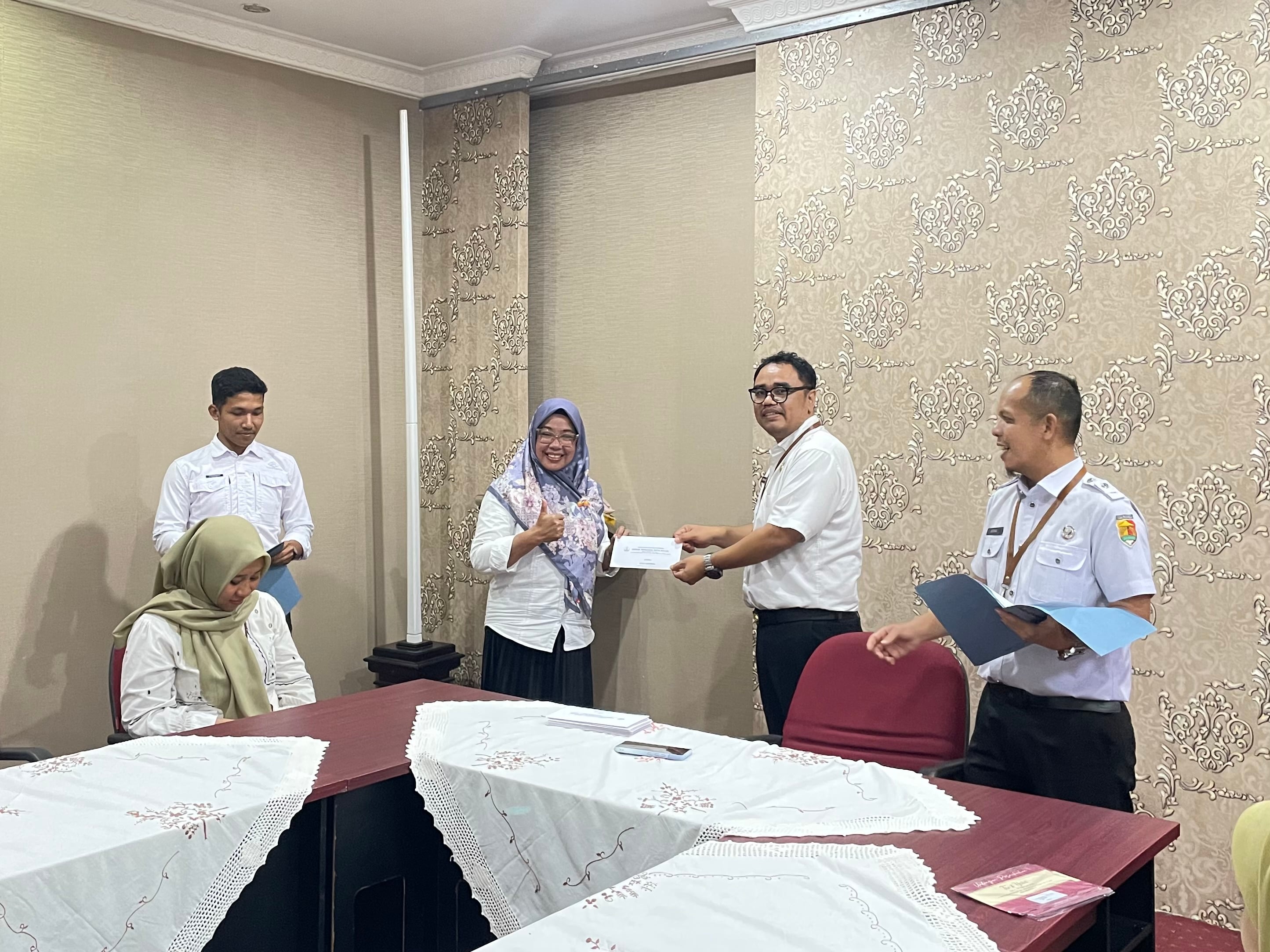 BKPSDM Serahkan Hadiah Juara I Voli Gembira kepada DisperkimLH